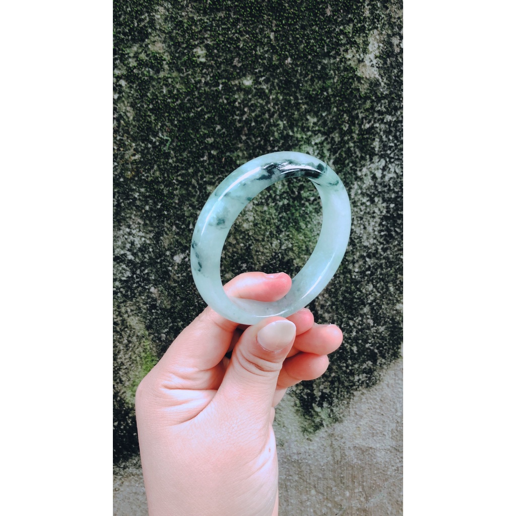 Vòng tay bản liền jadeite xanh bơ vân lạ